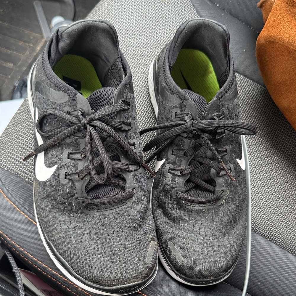 Nike Black Sneakers with Breathable Mesh and Sleek Design. Nike free runs